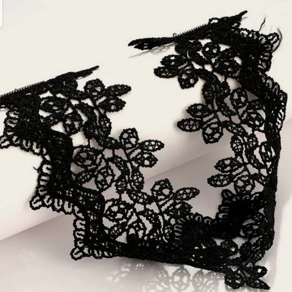 *Harmony* Lace Choker - Picture 3 of 5